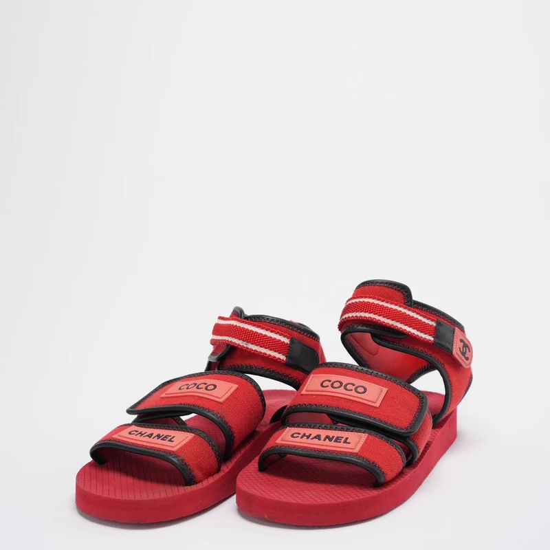 Chanel – Flache Sandalen mit Coco-Chanel-Riemen aus Stoff und Leder in Rot/Schwarz, Größe 39