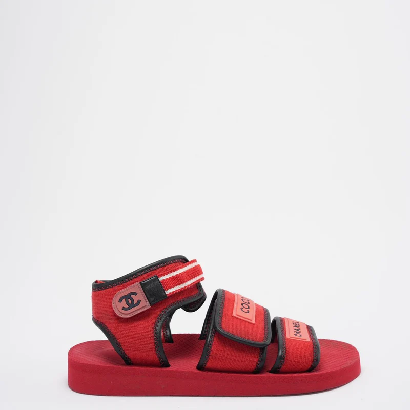 Chanel – Flache Sandalen mit Coco-Chanel-Riemen aus Stoff und Leder in Rot/Schwarz, Größe 39