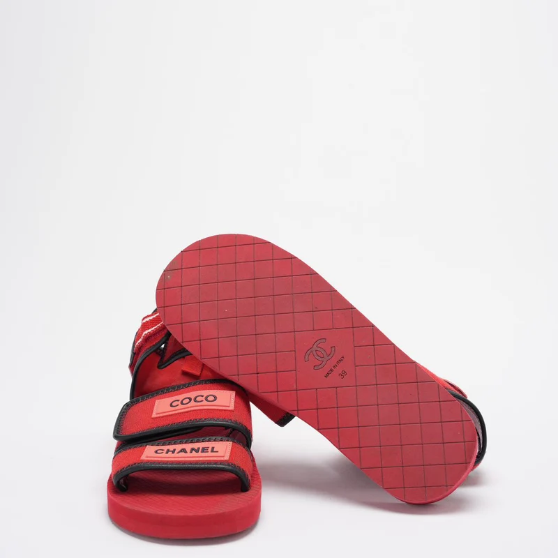 Chanel – Flache Sandalen mit Coco-Chanel-Riemen aus Stoff und Leder in Rot/Schwarz, Größe 39