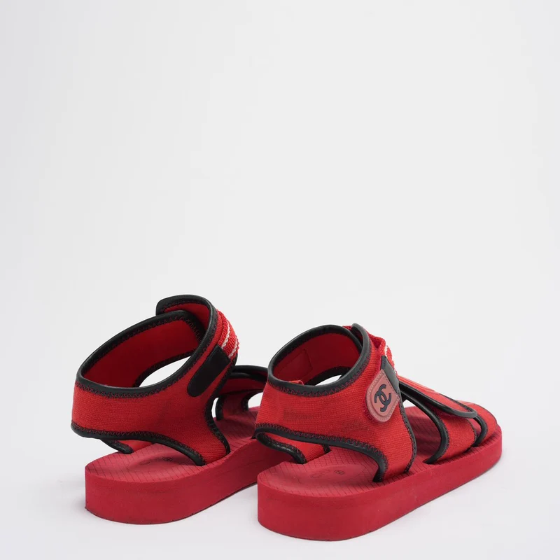 Chanel – Flache Sandalen mit Coco-Chanel-Riemen aus Stoff und Leder in Rot/Schwarz, Größe 39