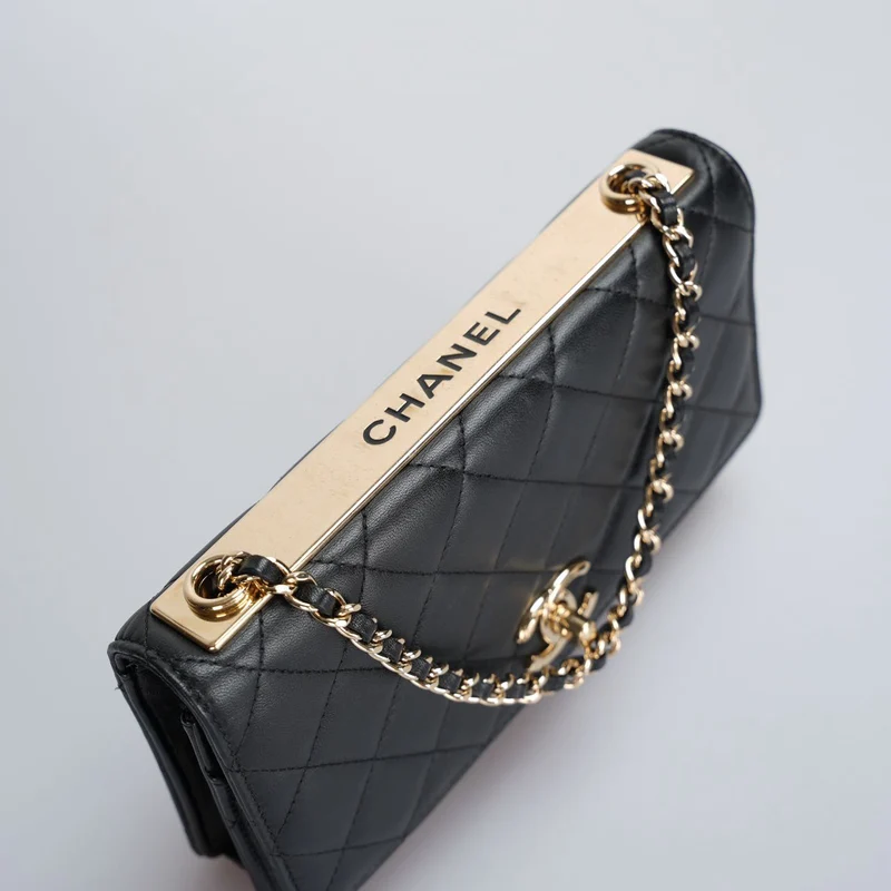Chanel Trendy CC Geldbörse an Kette WOC Schwarzes Lammleder Gold Hardware