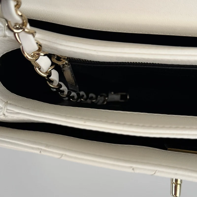 Chanel Trendy CC Bag aus kleinem, weißem Lammleder mit Rautensteppung und champagnergoldenen Metallteilen