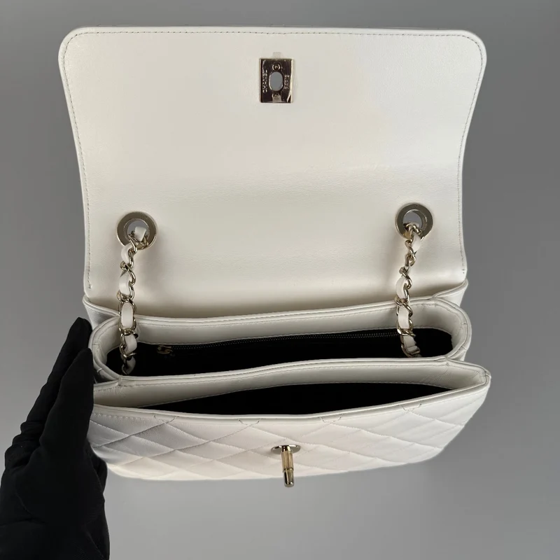 Chanel Trendy CC Bag aus kleinem, weißem Lammleder mit Rautensteppung und champagnergoldenen Metallteilen