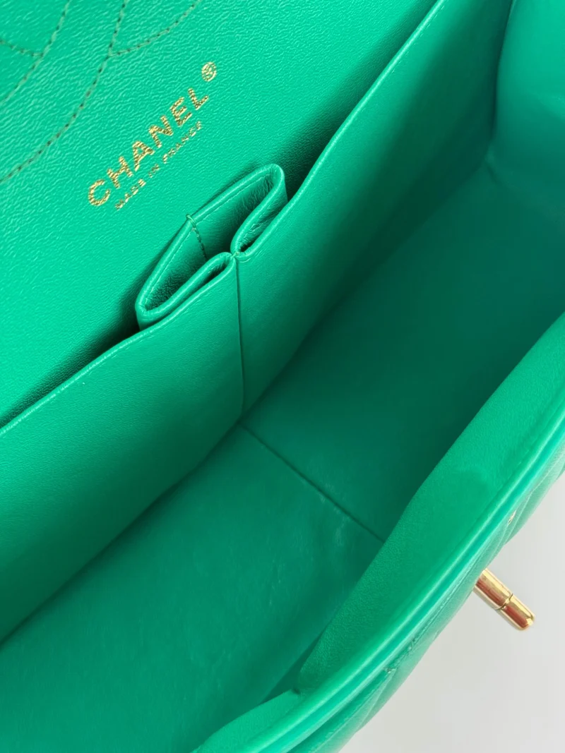 Chanel zeitlose Flap Bag Jumbo Grün mit goldener Hardware