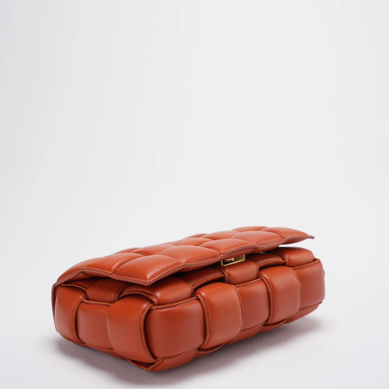 Bottega Veneta Camel CIntrecciato gepolsterte Kettenkassettentasche