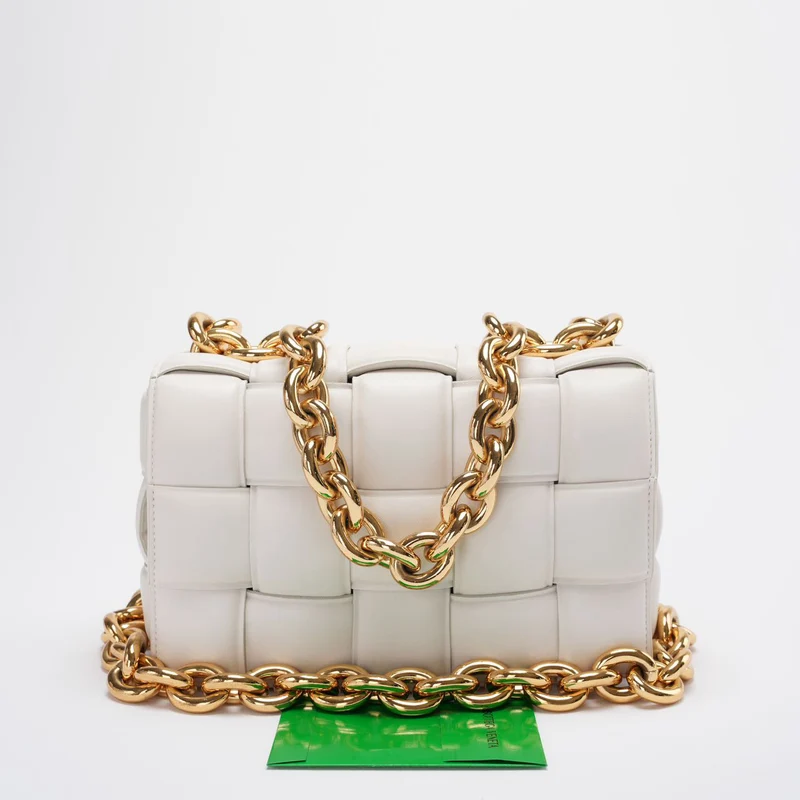 Bottega Veneta – Weiße, gepolsterte Umhängetasche mit Kettenkassette aus Lammleder