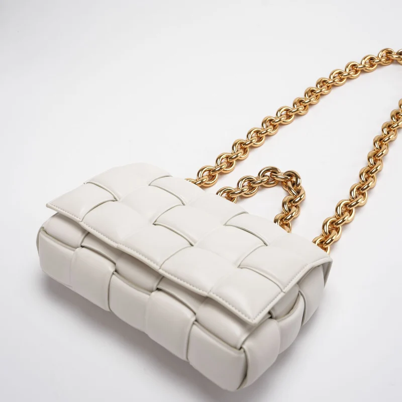Bottega Veneta – Weiße, gepolsterte Umhängetasche mit Kettenkassette aus Lammleder