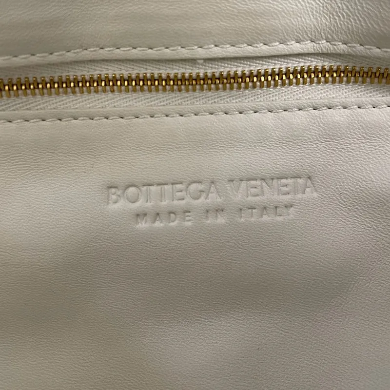 Bottega Veneta – Weiße, gepolsterte Umhängetasche mit Kettenkassette aus Lammleder