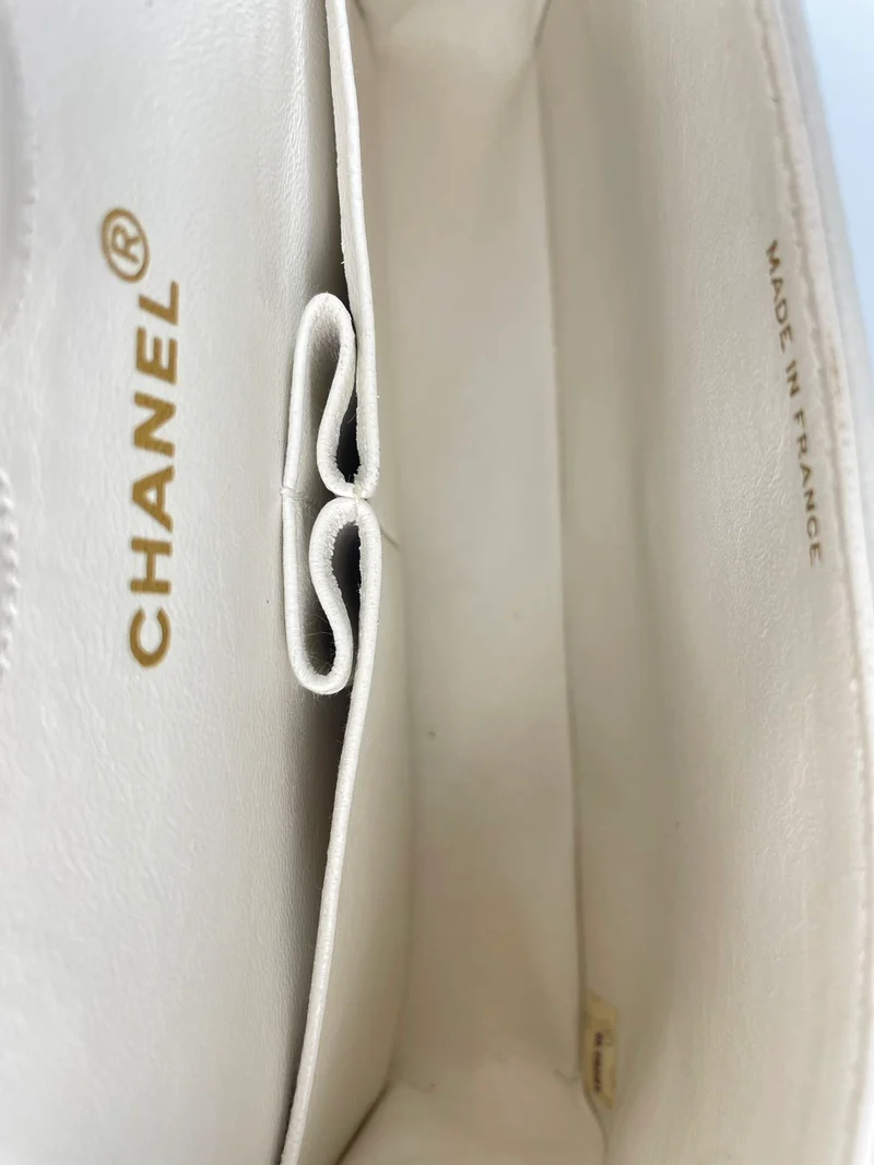 Chanel Vinateg – Klassische Flap Bag in Weiß mit goldener Hardware