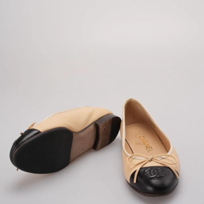 Chanel klassische Ballerinas in Lammleder schwarz beige Größe 35