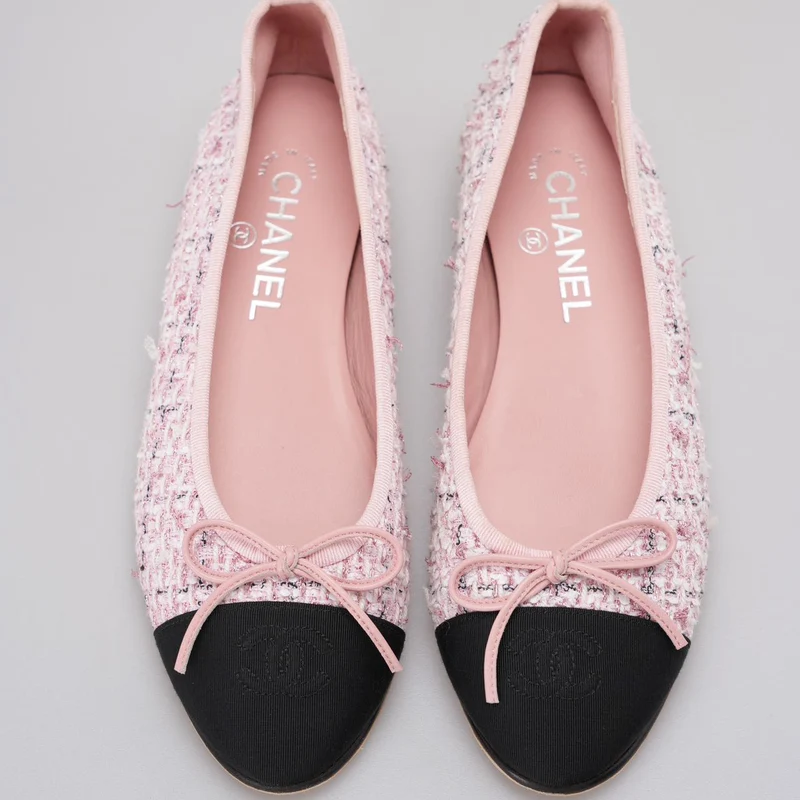 Chanel Pink Tweed Ballerinas mit schwarzer Kappe, Größe 37.5
