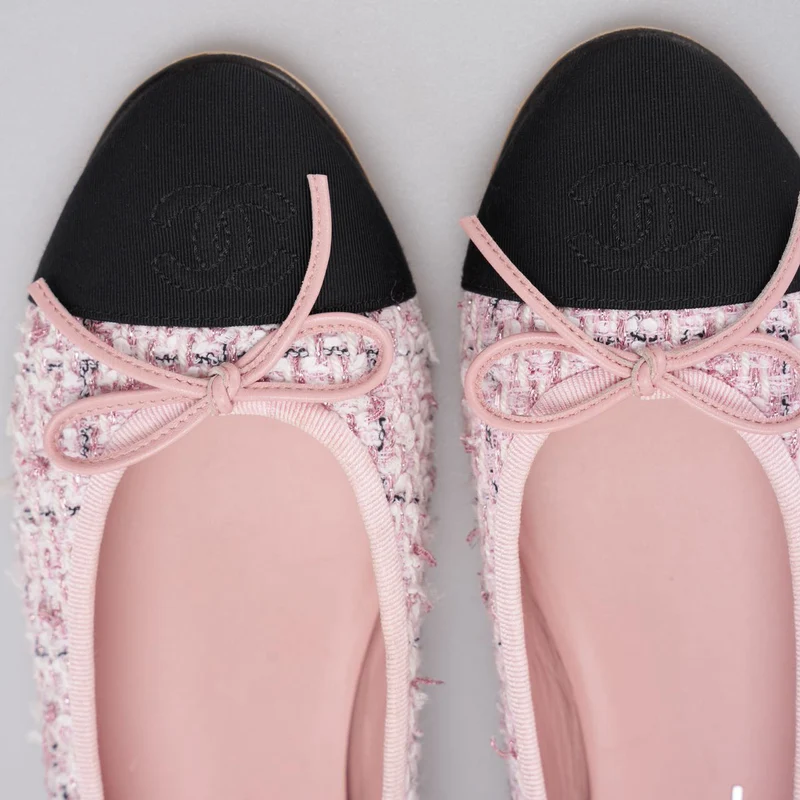 Chanel Pink Tweed Ballerinas mit schwarzer Kappe, Größe 37.5