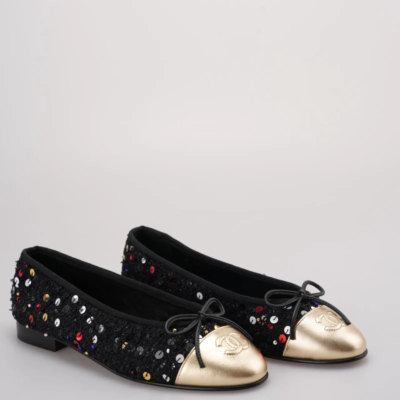 Chanel – Schwarze Ballerinas mit Pailletten und goldener Zehenkappe, Größe 35.5