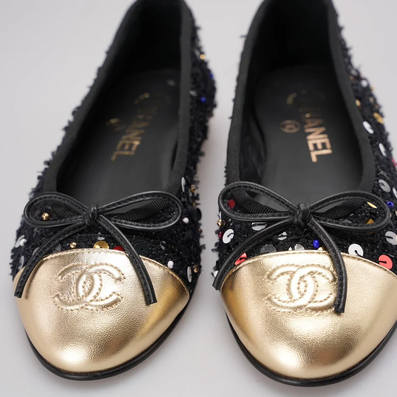 Chanel – Schwarze Ballerinas mit Pailletten und goldener Zehenkappe, Größe 35.5