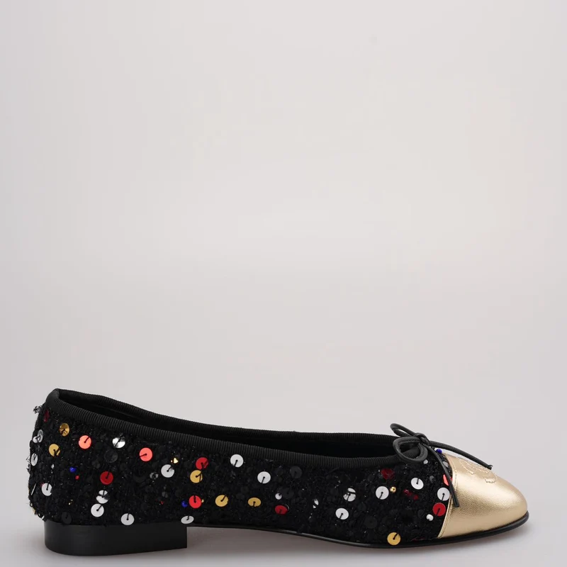 Chanel – Schwarze Ballerinas mit Pailletten und goldener Zehenkappe, Größe 35.5