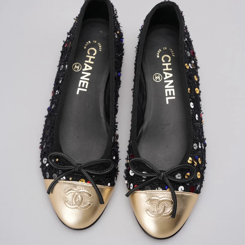 Chanel – Schwarze Ballerinas mit Pailletten und goldener Zehenkappe, Größe 35.5
