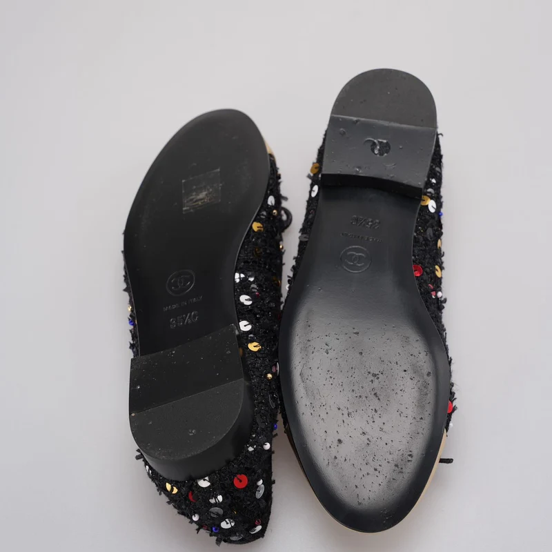 Chanel – Schwarze Ballerinas mit Pailletten und goldener Zehenkappe, Größe 35.5