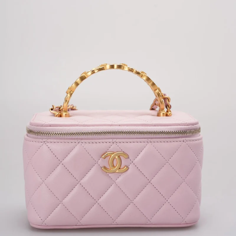 Chanel Kosmetikkoffer aus rosa gestepptem Lammleder mit Kristallgriff von 2024