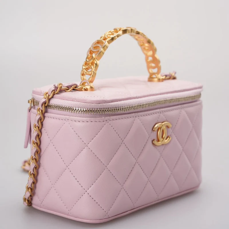 Chanel Kosmetikkoffer aus rosa gestepptem Lammleder mit Kristallgriff von 2024