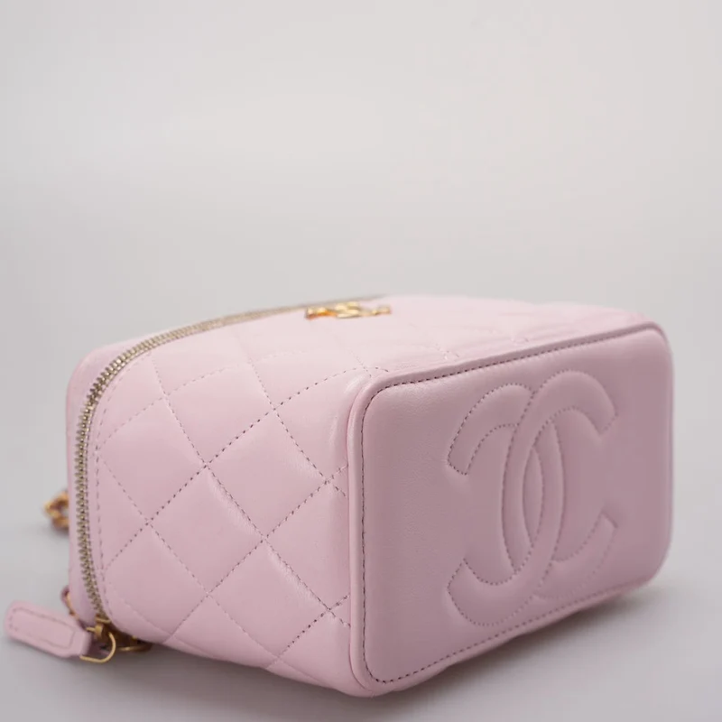 Chanel Kosmetikkoffer aus rosa gestepptem Lammleder mit Kristallgriff von 2024
