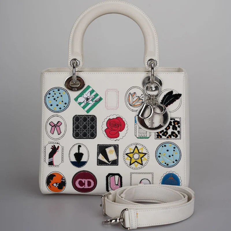 Christian Dior Lady Dior Tasche aus weißem Leder mit Aufnäher und Verzierung, mittelgroß