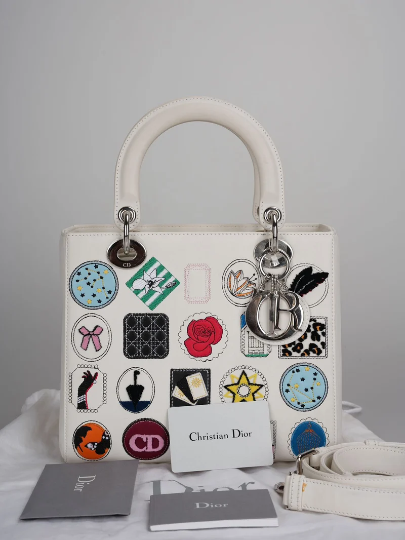 Christian Dior Lady Dior Tasche aus weißem Leder mit Aufnäher und Verzierung, mittelgroß