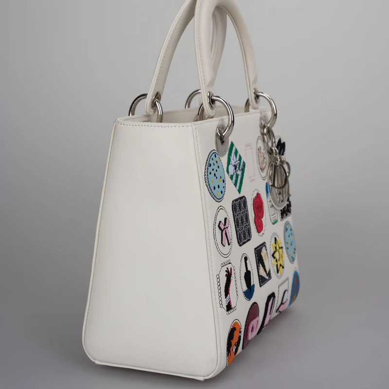 Christian Dior Lady Dior Tasche aus weißem Leder mit Aufnäher und Verzierung, mittelgroß