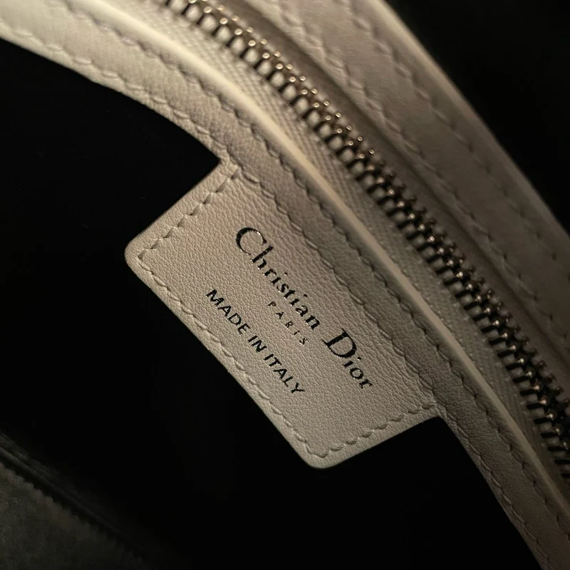 Christian Dior Lady Dior Tasche aus weißem Leder mit Aufnäher und Verzierung, mittelgroß