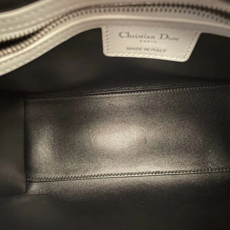 Christian Dior Lady Dior Tasche aus weißem Leder mit Aufnäher und Verzierung, mittelgroß