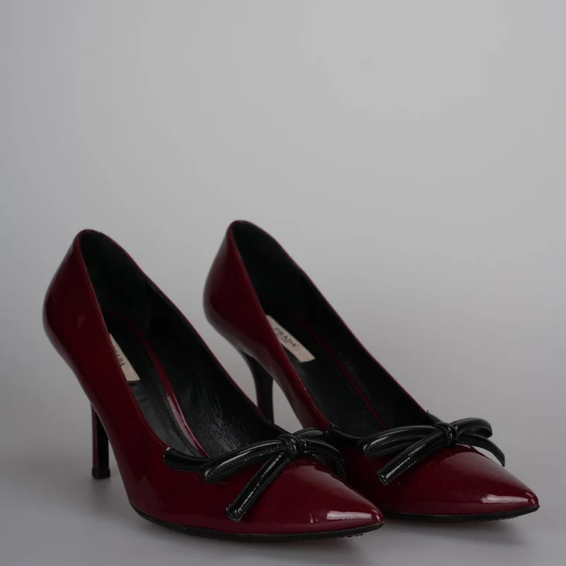 Prada Burgunderrote Lackpumps mit spitzer Spitze und Schleife, Größe 40