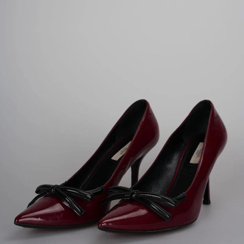 Prada Burgunderrote Lackpumps mit spitzer Spitze und Schleife, Größe 40
