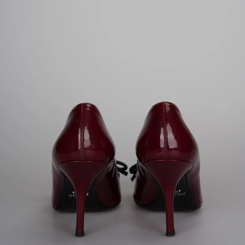 Prada Burgunderrote Lackpumps mit spitzer Spitze und Schleife, Größe 40