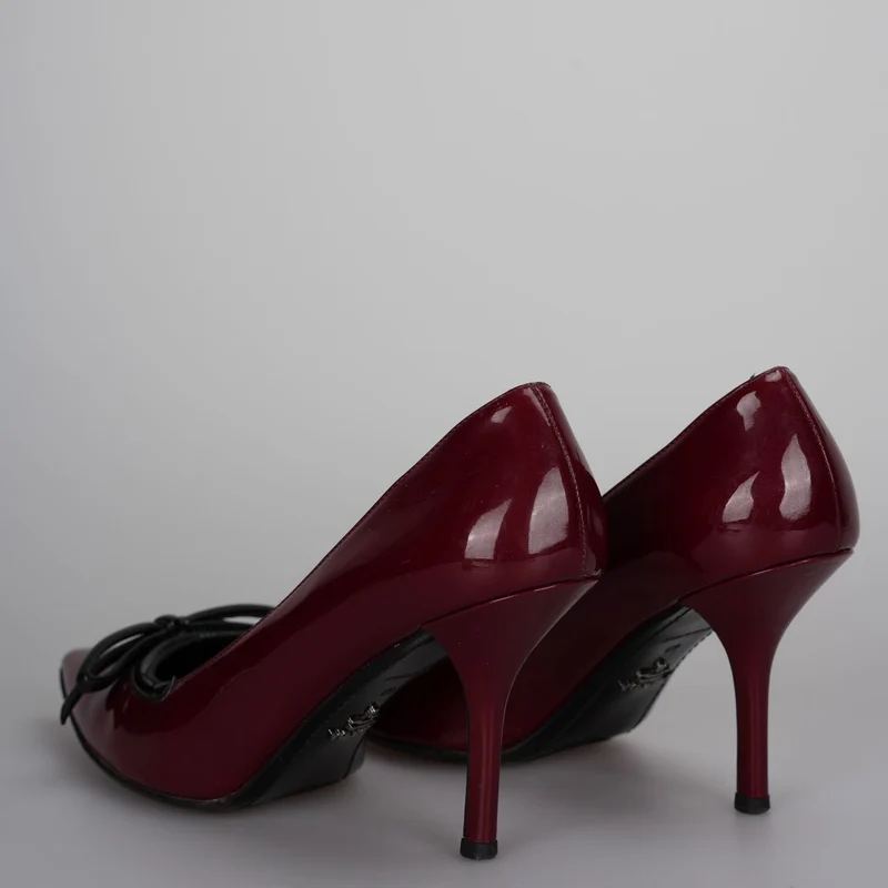 Prada Burgunderrote Lackpumps mit spitzer Spitze und Schleife, Größe 40