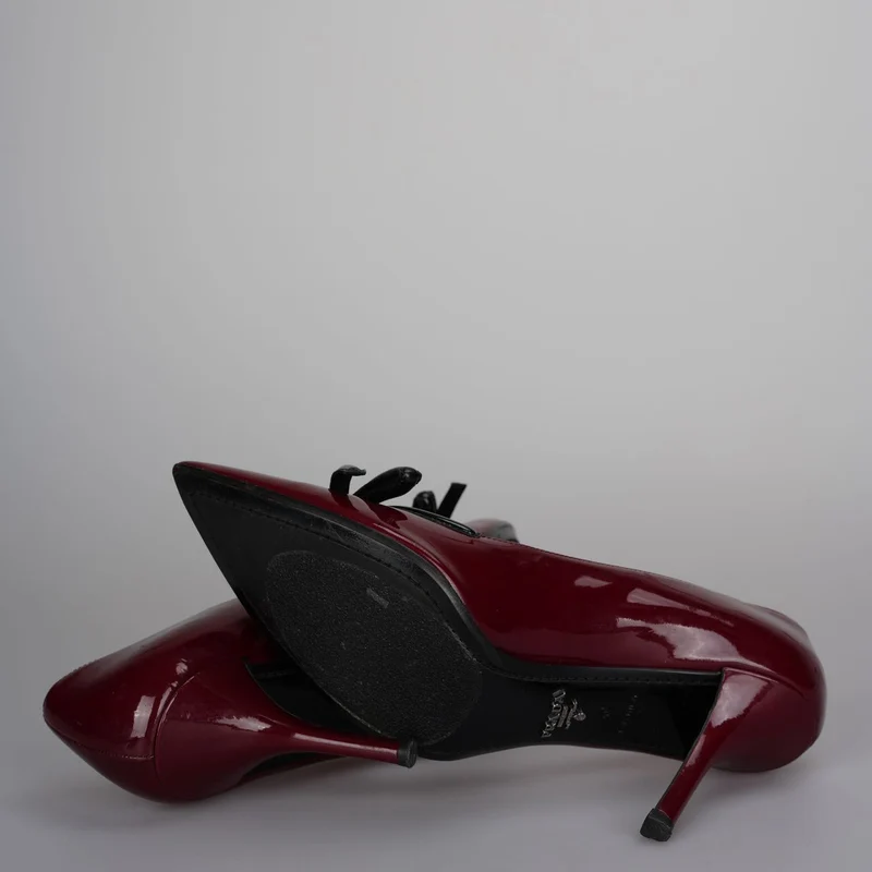 Prada Burgunderrote Lackpumps mit spitzer Spitze und Schleife, Größe 40