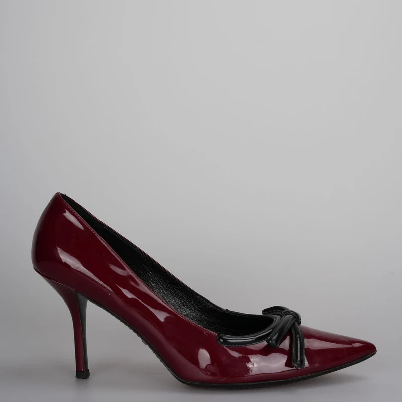 Prada Burgunderrote Lackpumps mit spitzer Spitze und Schleife, Größe 40