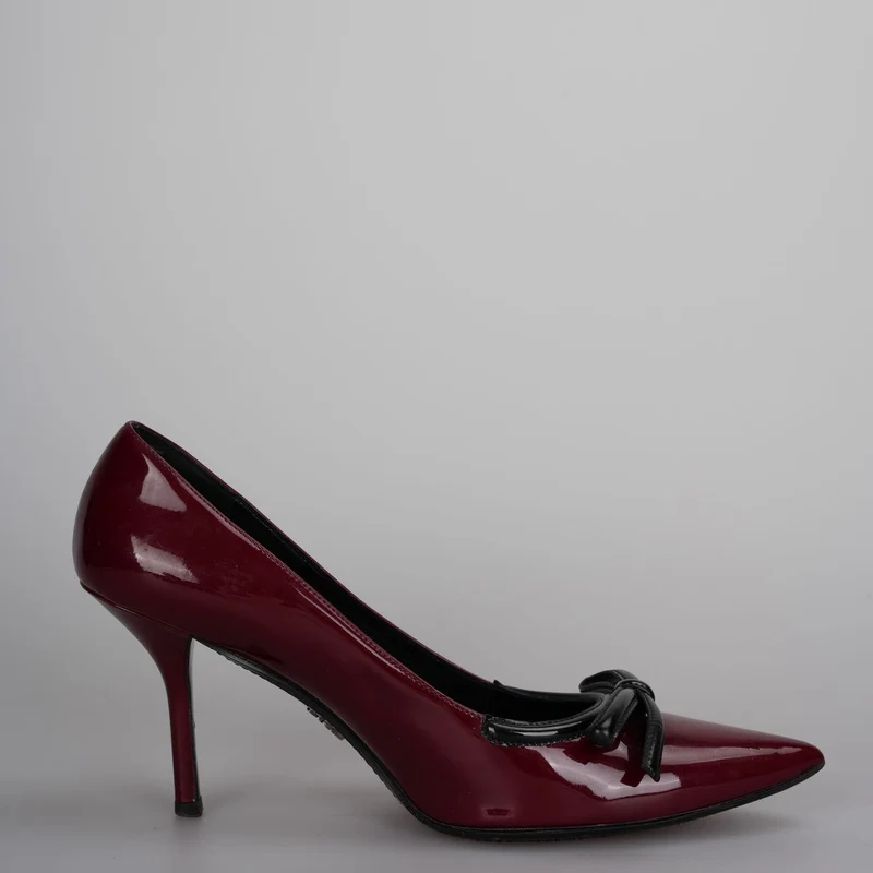 Prada Burgunderrote Lackpumps mit spitzer Spitze und Schleife, Größe 40