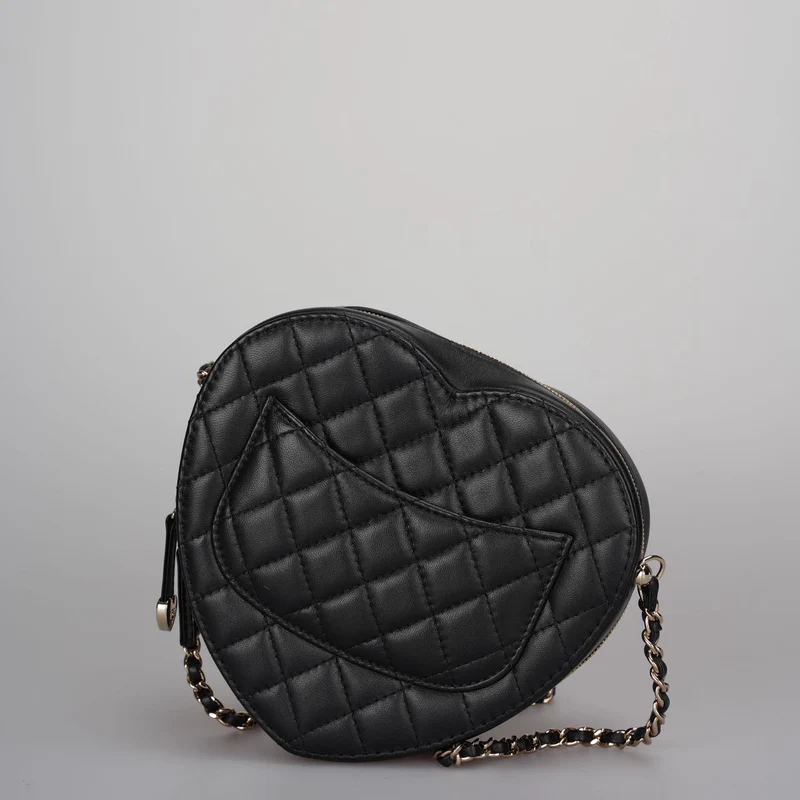 Chanel Große Herztasche aus schwarzem Lammleder mit goldenen Metallbeschlägen