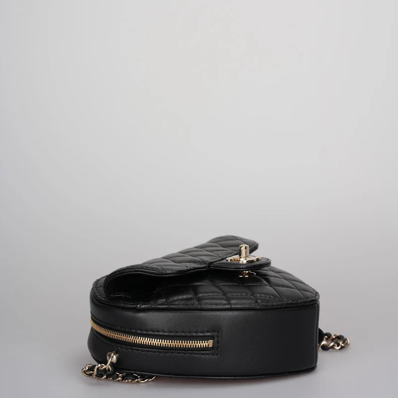 Chanel Große Herztasche aus schwarzem Lammleder mit goldenen Metallbeschlägen