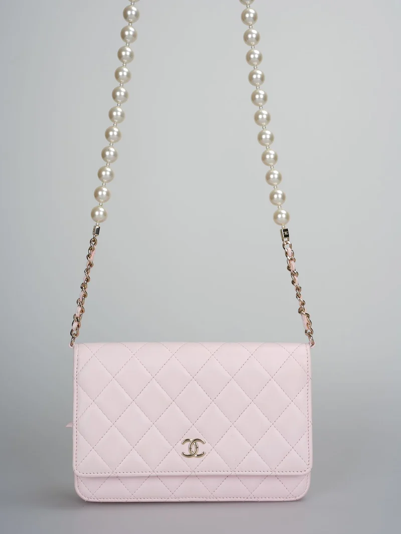 Chanel Baby Rosa gesteppte Lammleder Perlen Geldbörse auf Kette Tasche