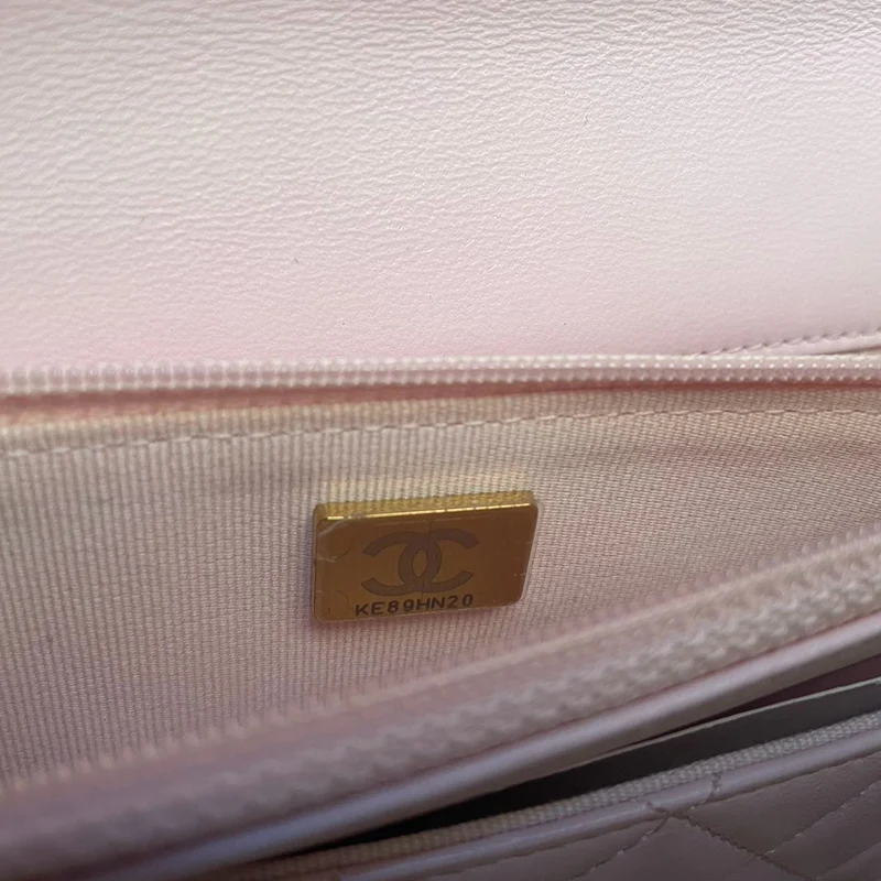 Chanel Baby Rosa gesteppte Lammleder Perlen Geldbörse auf Kette Tasche