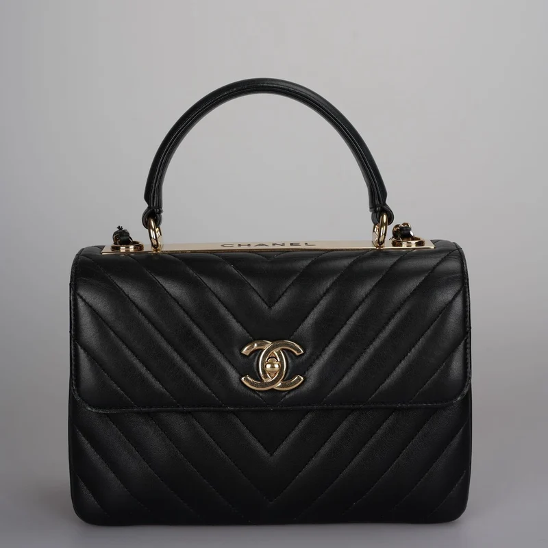Chanel – Trendy CC – Mittelgroße Flap-Tasche aus Lammleder mit Chevron-Muster in Schwarz
