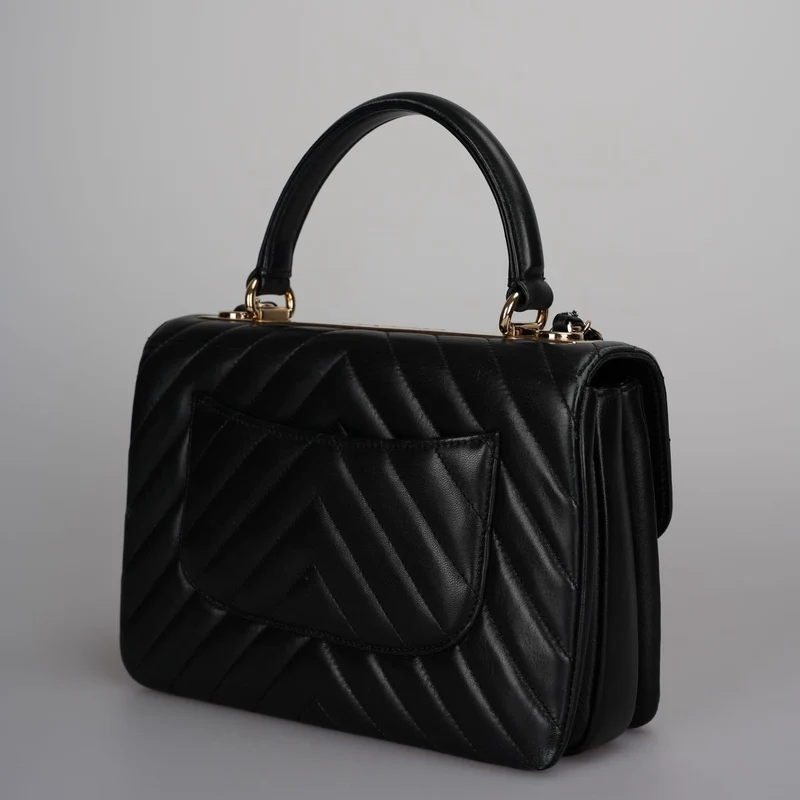 Chanel – Trendy CC – Mittelgroße Flap-Tasche aus Lammleder mit Chevron-Muster in Schwarz