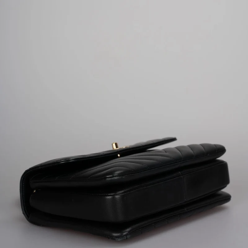 Chanel – Trendy CC – Mittelgroße Flap-Tasche aus Lammleder mit Chevron-Muster in Schwarz