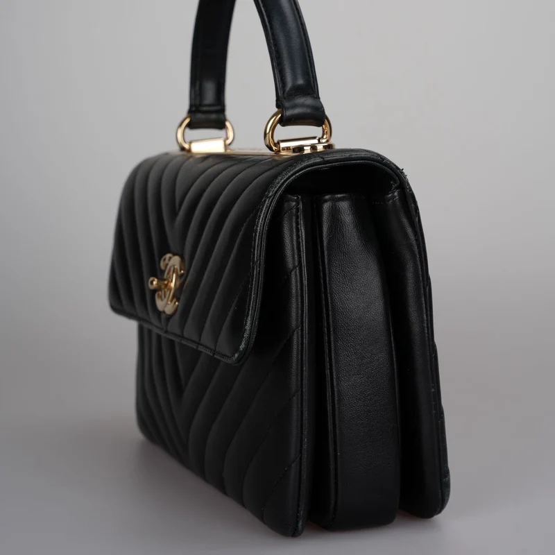 Chanel – Trendy CC – Mittelgroße Flap-Tasche aus Lammleder mit Chevron-Muster in Schwarz