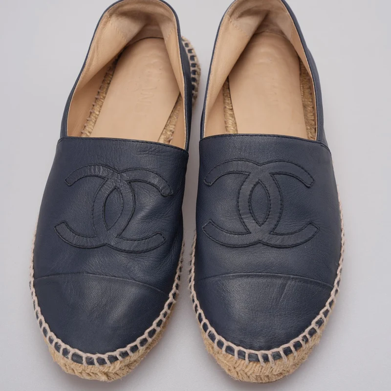 Chanel Blaue Espadrilles aus Leder mit CC-Logo, Größe 39