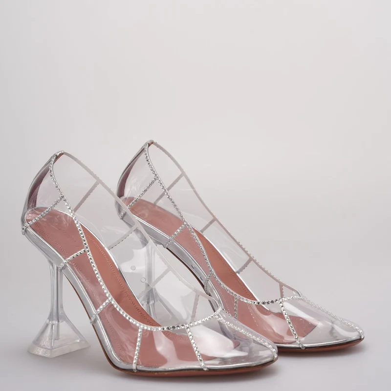 Amina Muaddi Silberne, mit Kristallen verzierte PVC-Pumps mit Kätzchenglas, Größe 38