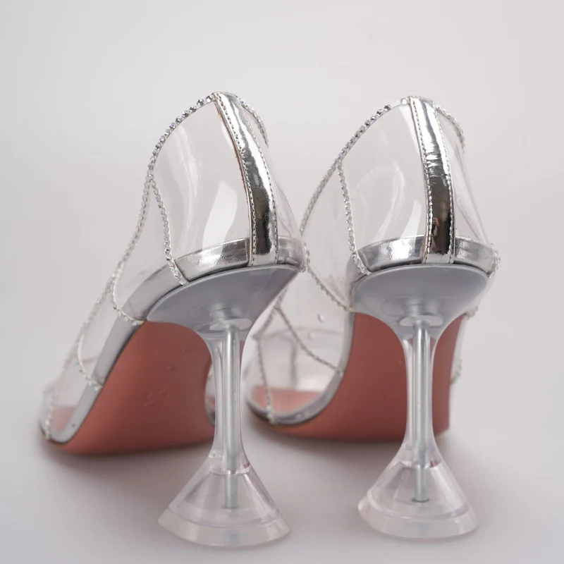 Amina Muaddi Silberne, mit Kristallen verzierte PVC-Pumps mit Kätzchenglas, Größe 38