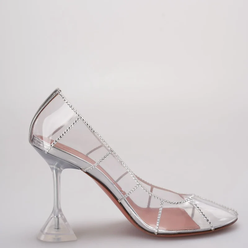 Amina Muaddi Silberne, mit Kristallen verzierte PVC-Pumps mit Kätzchenglas, Größe 38