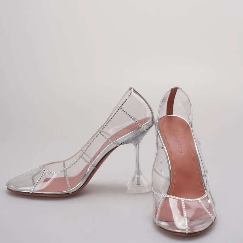 Amina Muaddi Silberne, mit Kristallen verzierte PVC-Pumps mit Kätzchenglas, Größe 38