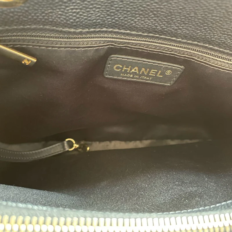 Chanel GST Schwarze Tasche aus Cavier-Leder mit goldenen Beschlägen von 2014, Teil 1